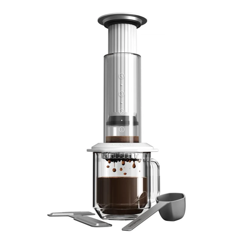 AeroPress to innowacyjny ekspres do kawy, który umożliwia szybkie parzenie aromatycznego naparu w zaledwie kilka minut. W zestawie znajdują się również akcesoria, w tym miarka, które ułatwiają przygotowanie idealnej kawy w domowym zaciszu.