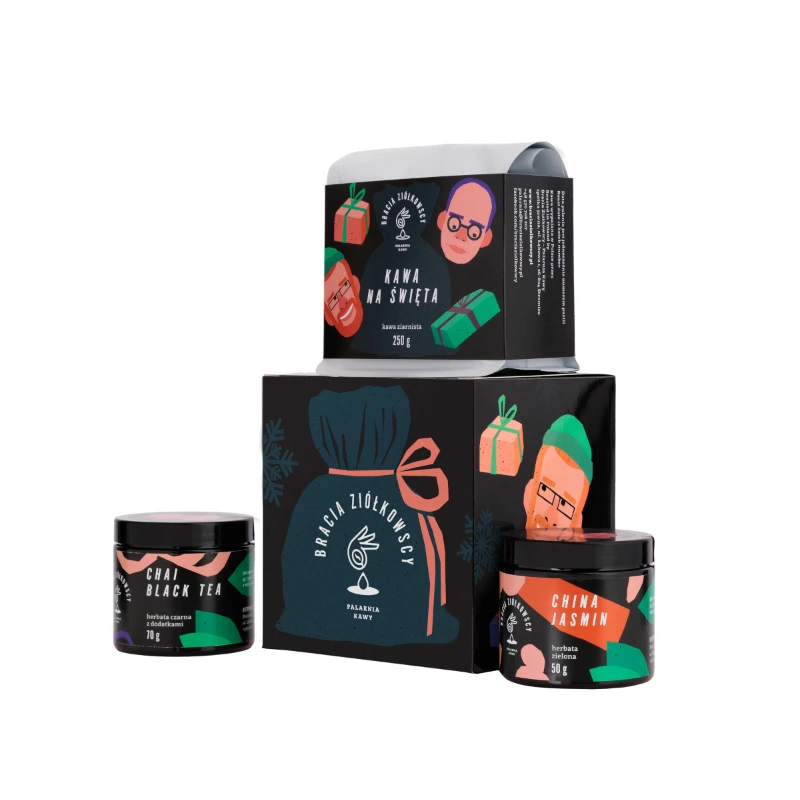 Zestaw zawierający kawę na święta o intensywnym smaku oraz dwie herbaty: czarną chai i jaśminową, idealny na zimowe wieczory. Produkty zapakowane w estetyczne opakowania, doskonałe na prezent dla miłośników kawy i herbaty.