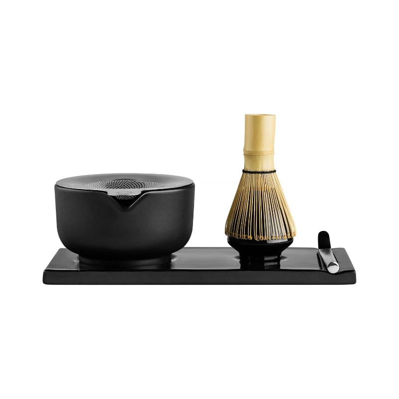 Elegancki zestaw do parzenia herbaty w stylu japońskim, składający się z miseczki, bambusowego trzepaczki i podstawki. Idealny dla miłośników herbaty, który umożliwia precyzyjne przygotowanie aromatycznych naparów w domowym zaciszu.