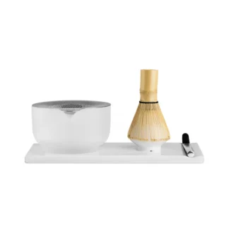 Elegancki zestaw akcesoriów do parzenia herbaty i kawy, zawierający sito oraz bambusową miotełkę. Idealny dla miłośników napojów, którzy cenią sobie estetykę i jakość w przygotowaniu swoich ulubionych naparów.