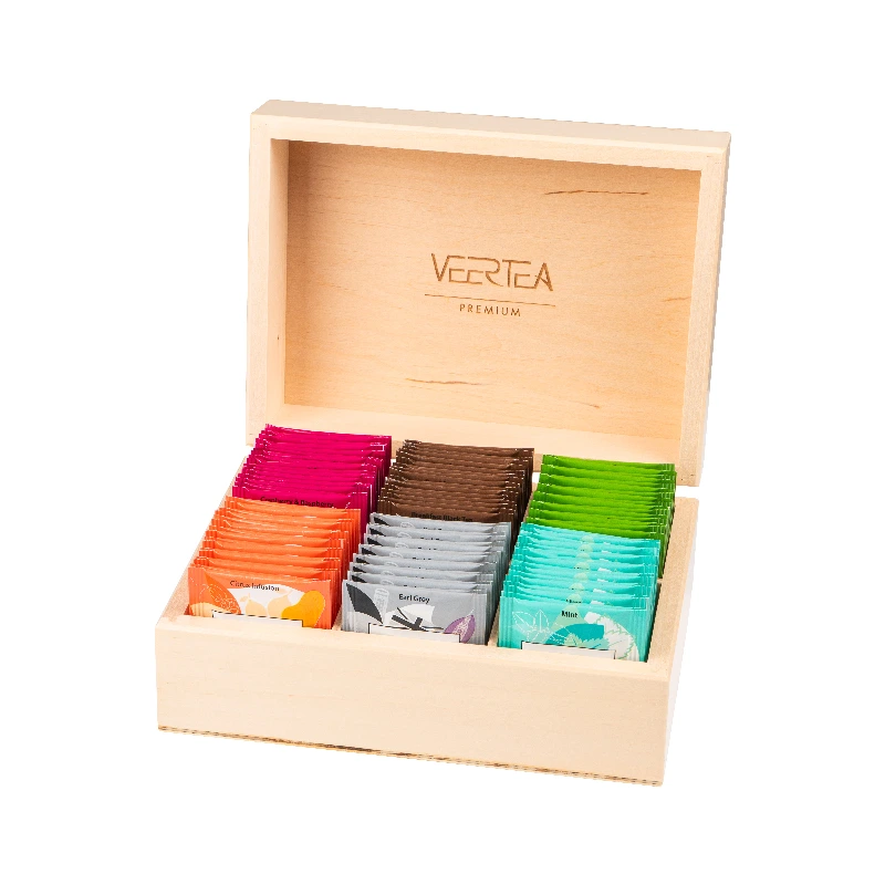 Zestaw herbat premium Veertea prezentujący różnorodne smakowe saszetki w eleganckim drewnianym pudełku. Idealny wybór dla miłośników wyjątkowych herbat, doskonały na prezent lub do samodzielnego degustowania.