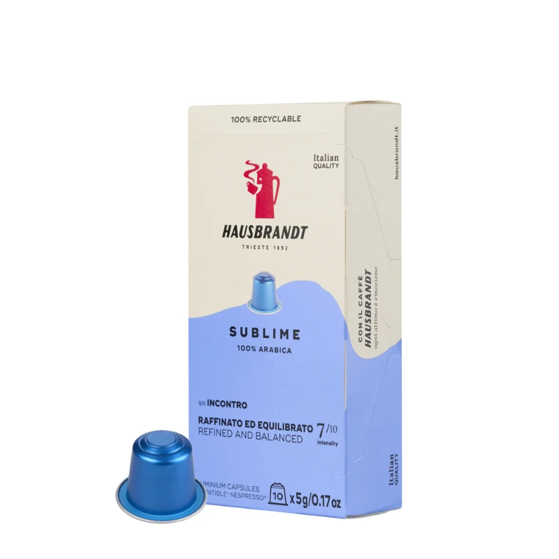 Obrazek przedstawia opakowanie kapsułek do kawy Hausbrandt Sublime, zawierających 100% ziarna Arabica. Te eleganckie kapsułki oferują zrównoważony smak i aromat, idealne do ekspresów Nespresso, doskonałe dla miłośników kawy poszukujących włoskiej jakości.