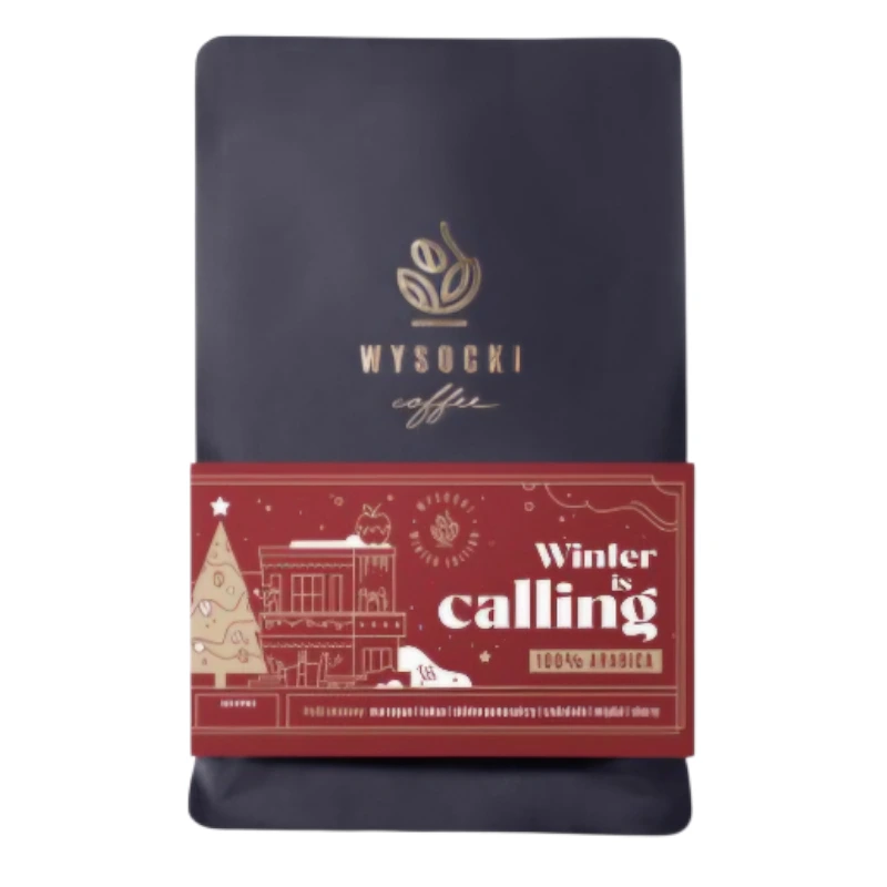Opakowanie kawy "Winter is Calling" od Wysocki Coffee, idealnej na zimowe wieczory, z etykietą przedstawiającą zimowy krajobraz. Kawa w 100% Arabica zapewnia wyjątkowy smak i aromat, doskonały do relaksu czy spotkań z przyjaciółmi.