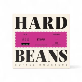 Opakowanie kawy Etiopia Single Origin od Hard Beans, idealne do parzenia w metodzie filtrowanej. Kawa charakteryzuje się owocowymi nutami malin oraz delikatnymi przyprawami korzennymi, co sprawia, że jest doskonałym wyborem dla miłośników aromatycznych kaw.
