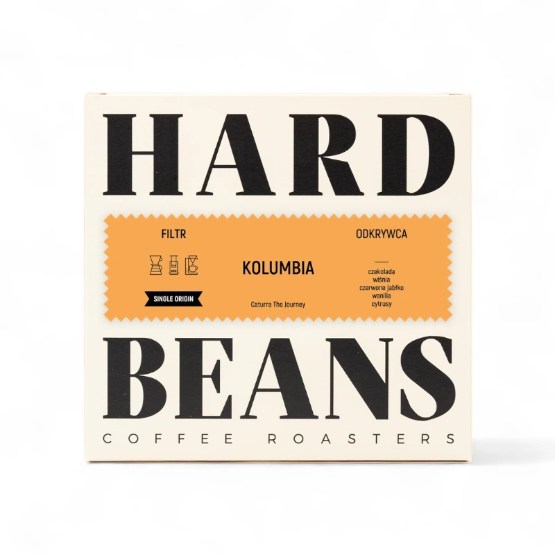 Opakowanie kawy Kolumbia od Hard Beans Coffee Roasters, idealnej do parzenia metodą filtrowania. Produkt pochodzi z pojedynczej uprawy i charakteryzuje się nutami czekolady, czerwonego jabłka oraz cytrusów, perfekcyjny dla miłośników aromatycznych naparów.