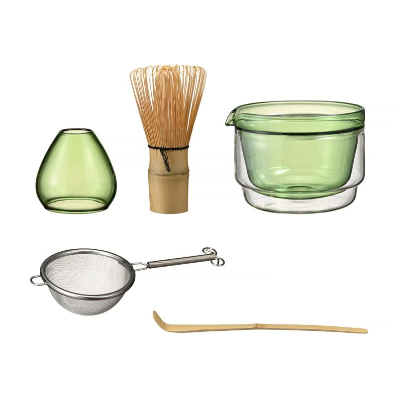 Zestaw do parzenia herbaty zawiera eleganckie akcesoria, takie jak bambusowa miotełka, sitko oraz szklane naczynia w zielonym kolorze. Idealny do przygotowania aromatycznych naparów, ten zestaw zwiększy przyjemność z picia herbaty w domowym zaciszu.