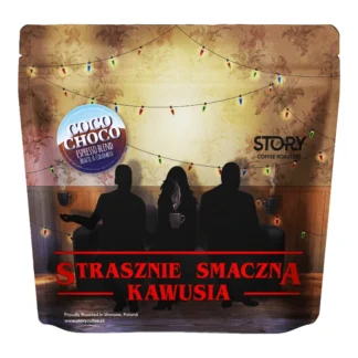 Opakowanie kawy Strasznie Smaczna Kawusia, wyjątkowego espresso blend z Brazylii i Kolumbii, w otoczeniu przytulnej atmosfery. Idealna na każdą porę dnia, ta kawa dostarczy niezapomnianych doznań smakowych oraz aromatycznych chwil.