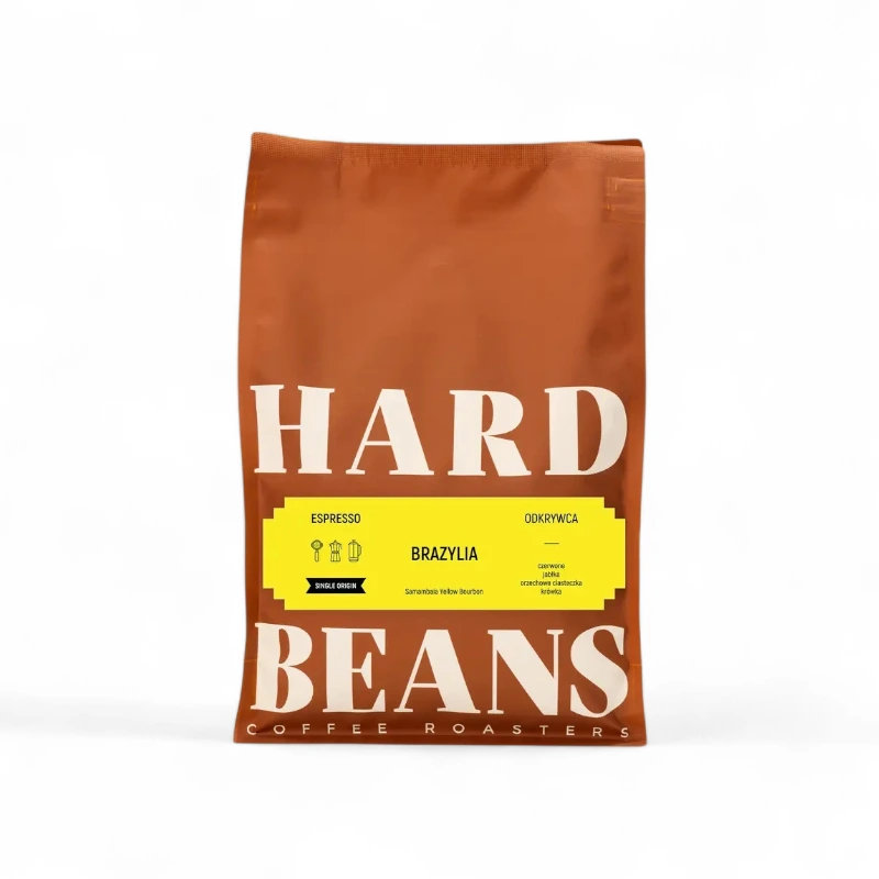 Opakowanie kawy BRAZYLIA od HARD BEANS, idealnej do parzenia espresso, wyróżnia się charakterystycznym brązowym kolorem. Ziarna pochodzą z regionu Samambaia, stając się doskonałym wyborem dla miłośników intensywnych smaków i aromatów.
